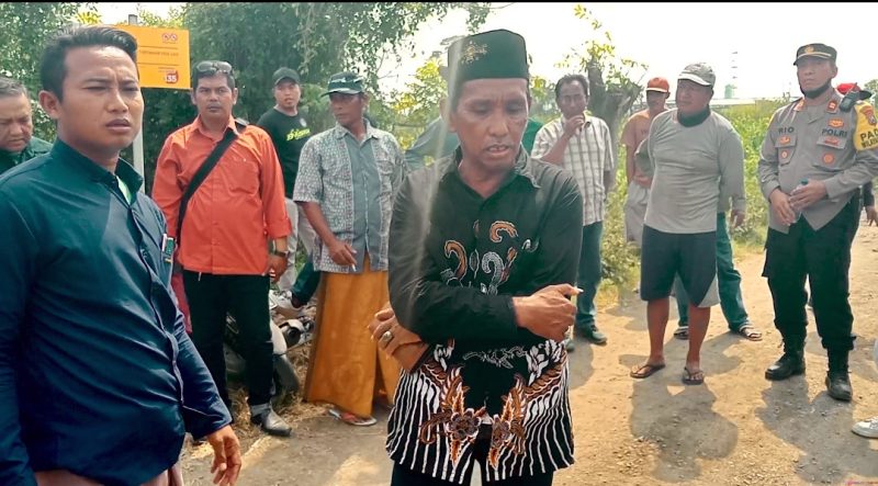 Puluhan keluarga ahli waris dan kepala Desa Semare masih bercekcok perihal titik batasan tanah di lokasi