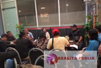 Suasana saat Aiptu R dan istri jumpa pers di sebuah cafe di Kota Pasuruan, Minggu 29 Juni 2025. (Foto: Saichu/realitapublik.id)