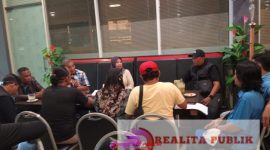 Suasana saat Aiptu R dan istri jumpa pers di sebuah cafe di Kota Pasuruan, Minggu 29 Juni 2025. (Foto: Saichu/realitapublik.id)