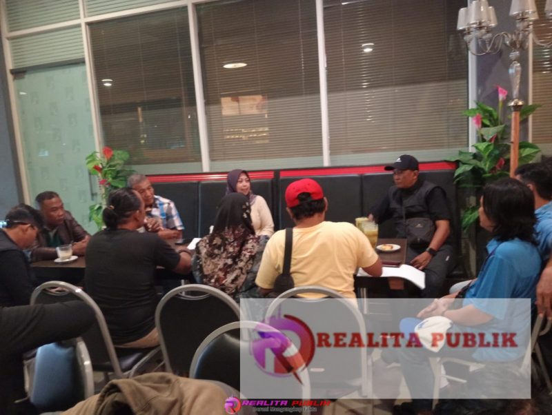 Suasana saat Aiptu R dan istri jumpa pers di sebuah cafe di Kota Pasuruan, Minggu 29 Juni 2025. (Foto: Saichu/realitapublik.id)