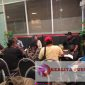 Suasana saat Aiptu R dan istri jumpa pers di sebuah cafe di Kota Pasuruan, Minggu 29 Juni 2025. (Foto: Saichu/realitapublik.id)