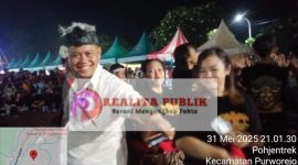 Salah satu aktivis turut meriahkan saat penampilan seni tradisional Bantengan di malam penutupan kegiatan pelestarian budaya bertajuk 