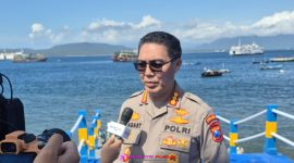 Kabid Humas Polda Jatim, Kombes Pol Jules Abraham Abast saat diwawancarai sejumlah wartawan. 