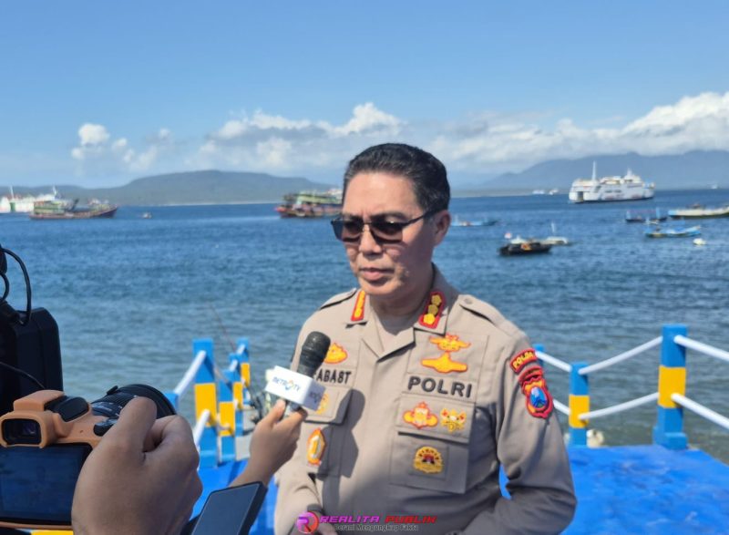 Kabid Humas Polda Jatim, Kombes Pol Jules Abraham Abast saat diwawancarai sejumlah wartawan. 