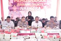 Konferensi pers pengungkapan kasus narkoba semester pertama tahun 2025 di gedung Direktorat Reserse Narkoba Polda Jatim, Rabu (9/7/2025).
