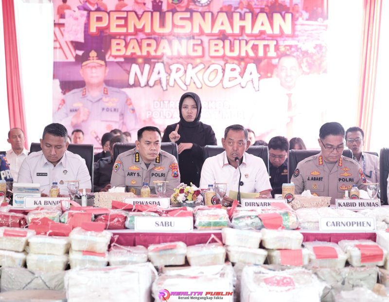 Konferensi pers pengungkapan kasus narkoba semester pertama tahun 2025 di gedung Direktorat Reserse Narkoba Polda Jatim, Rabu (9/7/2025).