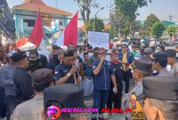 Unjuk rasa Aliansi DPP LSM Perkumpulan Laskar Pecinta Alam Pasuruan Raya (LPAPR), LSM P-MDM dan M-BARA di depan Kantor Cabang Dinas Pendidikan Wilayah Pasuruan, di Kota Pasuruan. (Foto: Saichu/realitapublik.id)