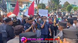 Unjuk rasa Aliansi DPP LSM Perkumpulan Laskar Pecinta Alam Pasuruan Raya (LPAPR), LSM P-MDM dan M-BARA di depan Kantor Cabang Dinas Pendidikan Wilayah Pasuruan, di Kota Pasuruan. (Foto: Saichu/realitapublik.id)