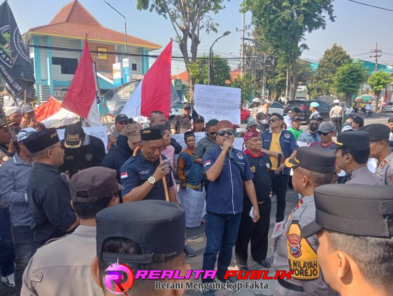 Unjuk rasa Aliansi DPP LSM Perkumpulan Laskar Pecinta Alam Pasuruan Raya (LPAPR), LSM P-MDM dan M-BARA di depan Kantor Cabang Dinas Pendidikan Wilayah Pasuruan, di Kota Pasuruan. (Foto: Saichu/realitapublik.id)