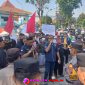 Unjuk rasa Aliansi DPP LSM Perkumpulan Laskar Pecinta Alam Pasuruan Raya (LPAPR), LSM P-MDM dan M-BARA di depan Kantor Cabang Dinas Pendidikan Wilayah Pasuruan, di Kota Pasuruan. (Foto: Saichu/realitapublik.id)