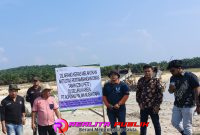 Tim Internal Penanggulangan Kerusakan Lingkungan memasang banner bertuliskan larangan keras melakukan aktivitas penambangan emas tanpa izin di areal PT Agrinas Palma Nusantara. 