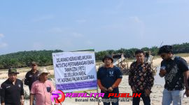 Tim Internal Penanggulangan Kerusakan Lingkungan memasang banner bertuliskan larangan keras melakukan aktivitas penambangan emas tanpa izin di areal PT Agrinas Palma Nusantara. 