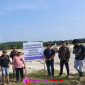 Tim Internal Penanggulangan Kerusakan Lingkungan memasang banner bertuliskan larangan keras melakukan aktivitas penambangan emas tanpa izin di areal PT Agrinas Palma Nusantara. 