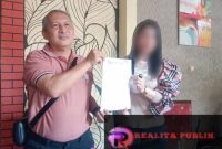 Indra Bayu dan SN, menunjukan surat pengaduan. (Foto: Saichu/realitapublik.id) 