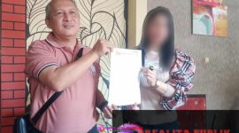 Indra Bayu dan SN, menunjukan surat pengaduan. (Foto: Saichu/realitapublik.id) 