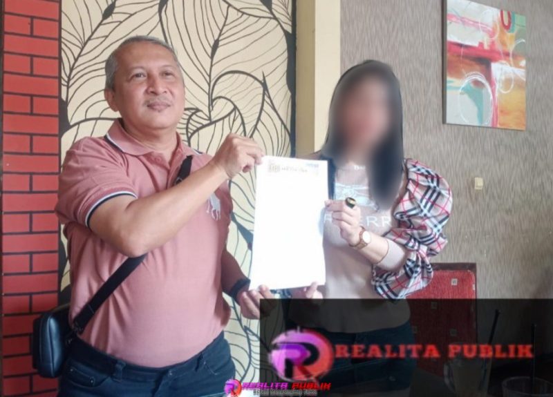 Indra Bayu dan SN, menunjukan surat pengaduan. (Foto: Saichu/realitapublik.id) 