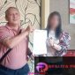 Indra Bayu dan SN, menunjukan surat pengaduan. (Foto: Saichu/realitapublik.id) 
