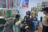 Tim gabungan dari Polsek Kuwarasan berhasil menemukan sejumlah botol miras yang dipajang di etalase dan dinding ruko.