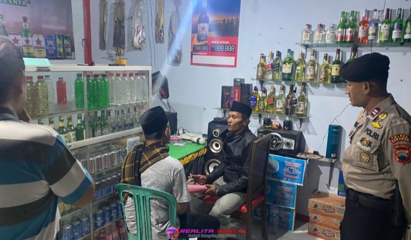 Tim gabungan dari Polsek Kuwarasan berhasil menemukan sejumlah botol miras yang dipajang di etalase dan dinding ruko.