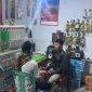 Tim gabungan dari Polsek Kuwarasan berhasil menemukan sejumlah botol miras yang dipajang di etalase dan dinding ruko.