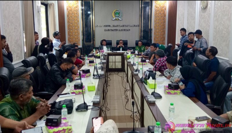 Foto dari kiri: Rudi Hartono, Ketua DPRD dan Sekwan, saat pres rillis di kantor DPRD Kabupaten Pasuruan (foto: Saichu realitapublik.id)