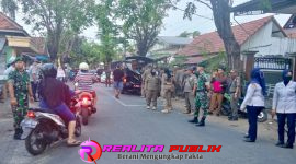 Gabungan jajaran Satpol-PP Kota Pasuruan saat melakukan pembongkaran lapak pedagang yang berada di jembatan jalan pasar Gading (foto: Saichu realitapublik.id)