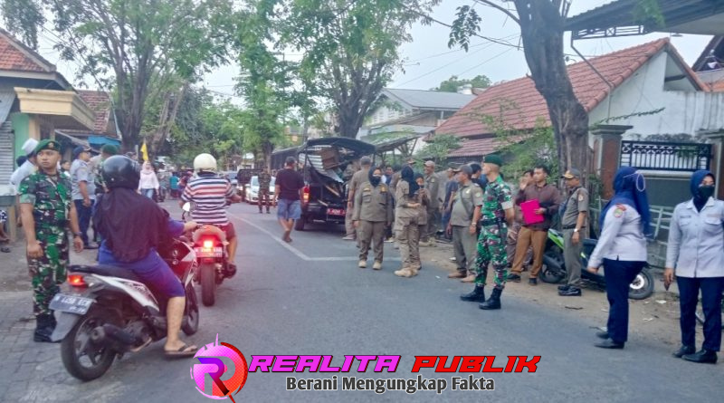 Gabungan jajaran Satpol-PP Kota Pasuruan saat melakukan pembongkaran lapak pedagang yang berada di jembatan jalan pasar Gading (foto: Saichu realitapublik.id)