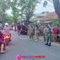 Gabungan jajaran Satpol-PP Kota Pasuruan saat melakukan pembongkaran lapak pedagang yang berada di jembatan jalan pasar Gading (foto: Saichu realitapublik.id)