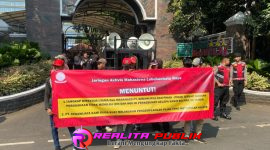 Perwakilan JAM Labuhanbatu, saat gelar aksi damai di depan kantor Kejagung RI, Jumat, 25 Juli 2025. (Foto: Jepril/realitapublik.id) 