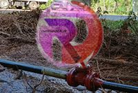 Pipa bocor yang menyemburkan gas dan minyak mentah di jalur pipa Raja 77, di Desa Muara Sungai, Kecamatan Tanah Abang, Kabupaten Penukal Abab Lematang Ilir (PALI), Sumsel. (Foto: Lidian Heri/realitapublik.id)