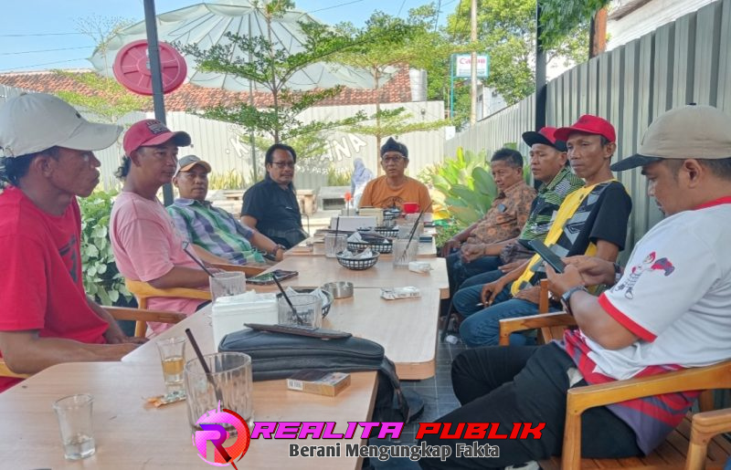 Irfan Budi Darmawan (tengah) bersama petinggi LPK BARATA Pasuruan Rakor di sebuah kafe Kota Pasuruan (foto: Saichu realitapublik.id)