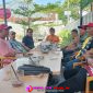 Irfan Budi Darmawan (tengah) bersama petinggi LPK BARATA Pasuruan Rakor di sebuah kafe Kota Pasuruan (foto: Saichu realitapublik.id)