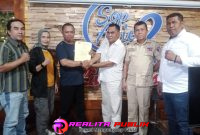 Penyerahan SK Gardu Prabowo Oleh Ketua DPC Partai Gerindra Kebumen Solatun Amd dan di dampingi Ketua DPD Gardu Prabowo Jawa Tengah Zulfan Hasibuan. (foto: Wahyu realitapublik.id)