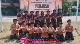 Siswa siswi SD Hidayatul Mubtadiin berpose saat mengikuti kegiatan Perkemahan Jumat Sabtu (Perjusa)