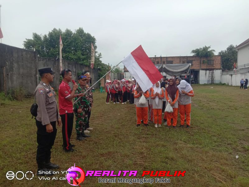 Pelepasan peserta jalan santai di halaman kantor Kelurahan Mulya Sari, Kecamatan Tulang Bawang Tengah, Kabupaten Tulang Bawang Barat. (Foto: Rody/realitapublik.id)