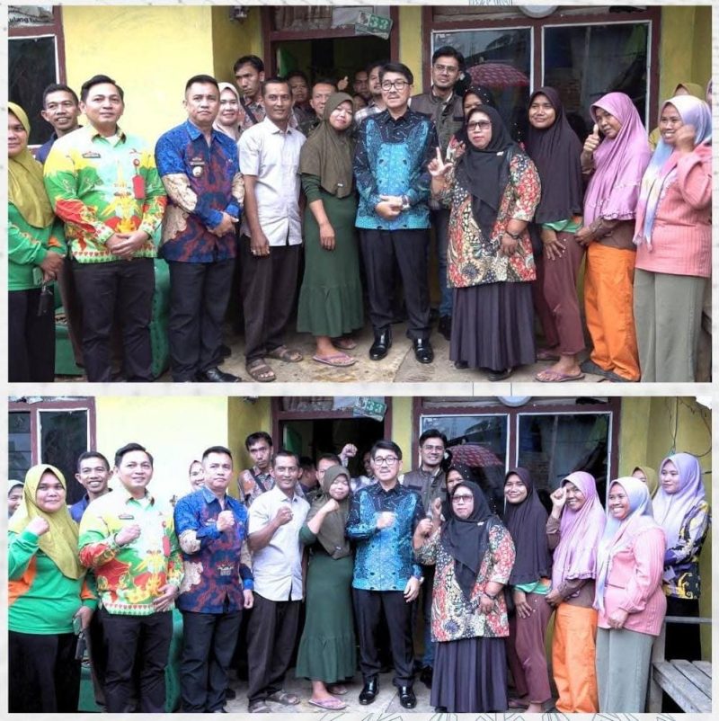 Bupati Hamartoni Ahadis Serahkan Santunan BPJS Ketenagakerjaan kepada Ahli Waris Petugas Kebersihan.