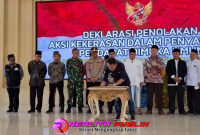 Tampak Ketua MUI Lampura dan jajaran Forkopimda saat penandatanganan pernyataan sikap terkait menyampaikan pendapat di muka umum dalam acara Muskerda, Sabtu 6 September 2025. (Foto: realitapublik.id) 