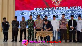 Tampak Ketua MUI Lampura dan jajaran Forkopimda saat penandatanganan pernyataan sikap terkait menyampaikan pendapat di muka umum dalam acara Muskerda, Sabtu 6 September 2025. (Foto: realitapublik.id) 