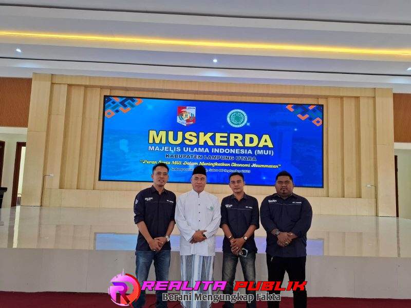 Pengurus Daerah Ikatan Wartawan Online (PD-IWO) Lampung Utara bersama Ketua MUI Lampung Utara, KH. M. Nurulloh Qomaruddin AS. (Foto: Rodi Sandra/realitapublik.id)