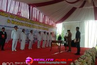 Bupati Tulang Bawang Barat, Novriwan Jaya melantik 7 Pj Kepalo Tiyuh (Kepala Desa) di Lapangan Merdeka, depan kantor Kecamatan Tulang Bawang, Senin 8 September 2025. (Foto: Rodi Sandra/realitapublik.id) 