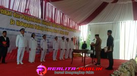 Bupati Tulang Bawang Barat, Novriwan Jaya melantik 7 Pj Kepalo Tiyuh (Kepala Desa) di Lapangan Merdeka, depan kantor Kecamatan Tulang Bawang, Senin 8 September 2025. (Foto: Rodi Sandra/realitapublik.id) 