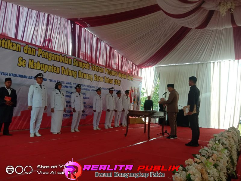 Bupati Tulang Bawang Barat, Novriwan Jaya melantik 7 Pj Kepalo Tiyuh (Kepala Desa) di Lapangan Merdeka, depan kantor Kecamatan Tulang Bawang, Senin 8 September 2025. (Foto: Rodi Sandra/realitapublik.id) 