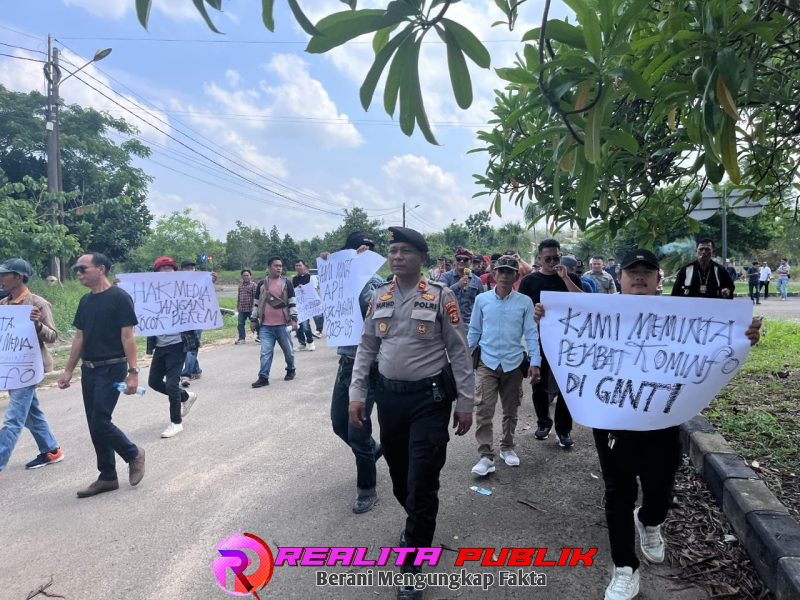 Aksi demo puluhan jurnalis dari berbagai media di Kabupaten Tulang Bawang Barat.(Foto: Rodi Sandra/realitapublik.id)