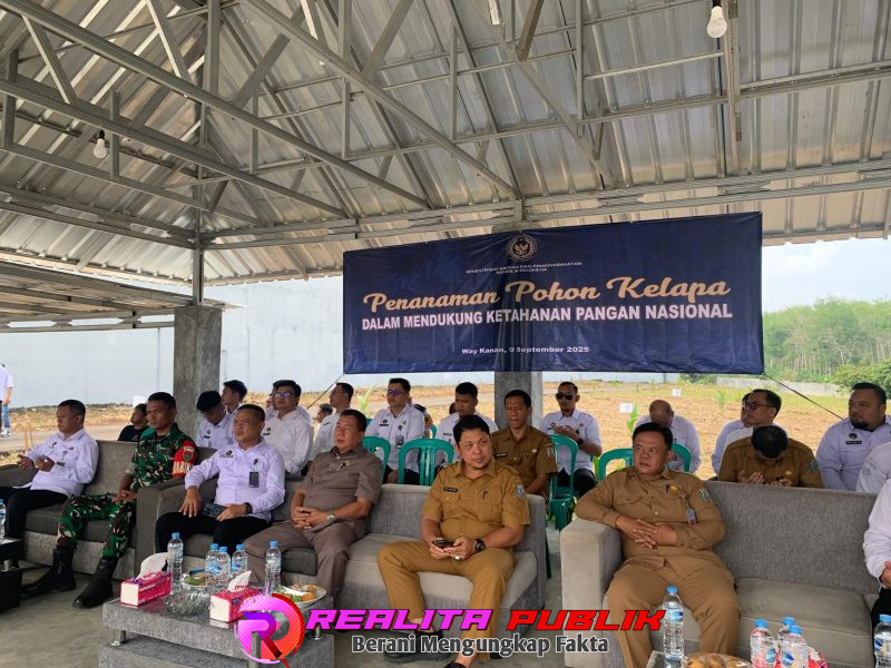 Ketua melaksanakan tanaman 200 bibit pohon kelapa di sarana asimilasi dan Edukasi,- way kanan, Selasa 9 September 2025. (Foto: Rodi Sandra/realitapublik.id) 