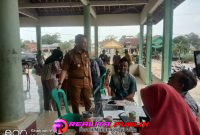 Kadis Dukcapil Lampung Utara, Maryadi S, M,MP, saat melaksanakan program pelayanan jemput bola, Selasa 9 September 2025. (Foto: Rodi Sandra/realitapublik.id) 