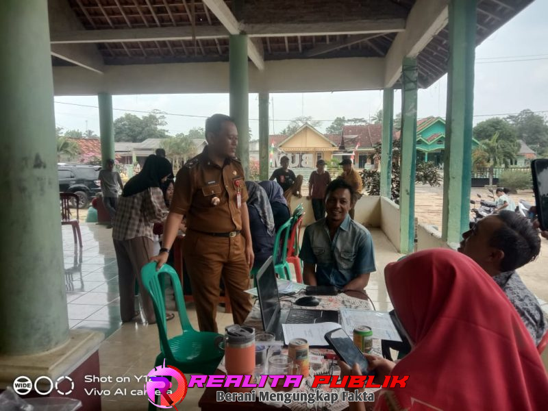 Kadis Dukcapil Lampung Utara, Maryadi S, M,MP, saat melaksanakan program pelayanan jemput bola, Selasa 9 September 2025. (Foto: Rodi Sandra/realitapublik.id) 