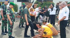 Disambut Prosesi Adat Injak Piring, Pangdam Kasuari dan Ketua Persit KCK Daerah XVIII/Kasuari Resmi Jejakkan Kaki di Bumi Kasuari.