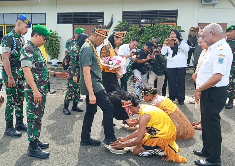 Disambut Prosesi Adat Injak Piring, Pangdam Kasuari dan Ketua Persit KCK Daerah XVIII/Kasuari Resmi Jejakkan Kaki di Bumi Kasuari.