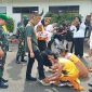 Disambut Prosesi Adat Injak Piring, Pangdam Kasuari dan Ketua Persit KCK Daerah XVIII/Kasuari Resmi Jejakkan Kaki di Bumi Kasuari.