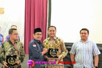 Thomas Amirico menerima IWO Award 2025, 9 September 2025 (Poto: Rody Sandra/realitapublik.id)